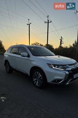 Внедорожник / Кроссовер Mitsubishi Outlander 2019 в 