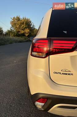 Внедорожник / Кроссовер Mitsubishi Outlander 2019 в 