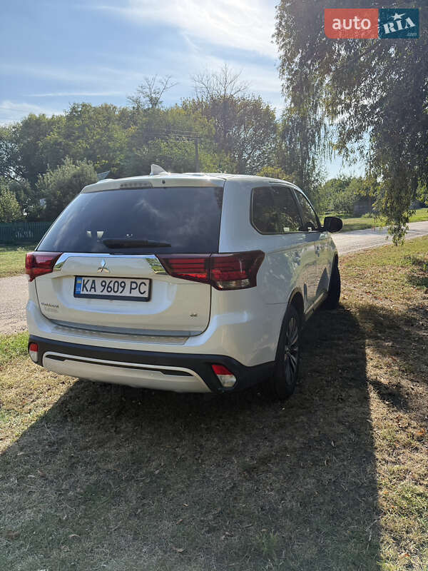 Внедорожник / Кроссовер Mitsubishi Outlander 2020 в Киеве фото 4 Внедорожник / Кроссовер Mitsubishi Outlander 2020 в Киеве