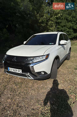 Внедорожник / Кроссовер Mitsubishi Outlander 2020 в Киеве