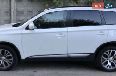 Внедорожник / Кроссовер Mitsubishi Outlander 2016 в 