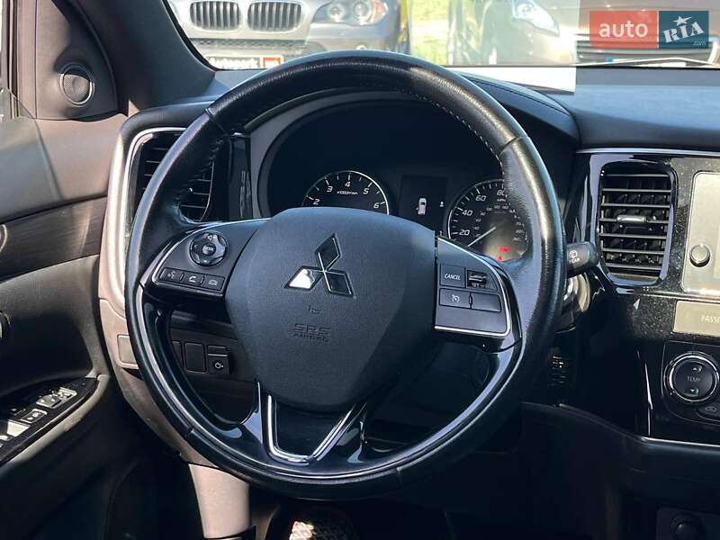Внедорожник / Кроссовер Mitsubishi Outlander 2017 в Львове