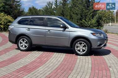 Внедорожник / Кроссовер Mitsubishi Outlander 2014 в 