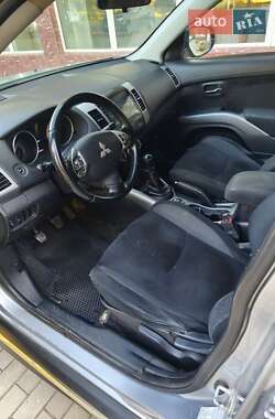 Внедорожник / Кроссовер Mitsubishi Outlander 2010 в 