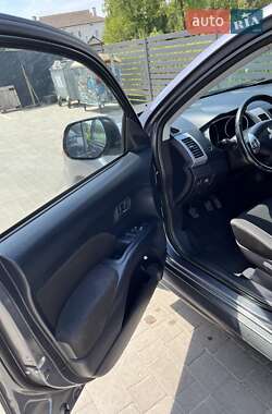 Внедорожник / Кроссовер Mitsubishi Outlander 2012 в 