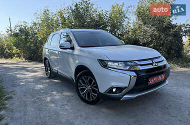 Внедорожник / Кроссовер Mitsubishi Outlander 2016 в 