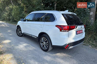 Внедорожник / Кроссовер Mitsubishi Outlander 2016 в 