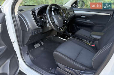 Внедорожник / Кроссовер Mitsubishi Outlander 2016 в 