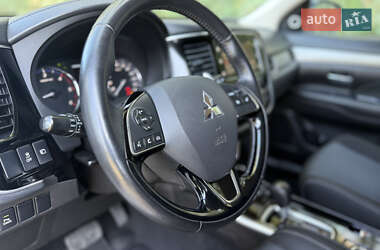 Внедорожник / Кроссовер Mitsubishi Outlander 2016 в 
