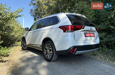 Внедорожник / Кроссовер Mitsubishi Outlander 2016 в 