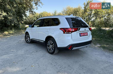 Внедорожник / Кроссовер Mitsubishi Outlander 2016 в 