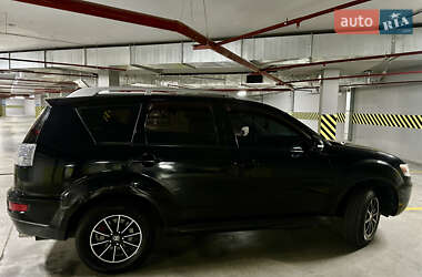 Внедорожник / Кроссовер Mitsubishi Outlander 2010 в 