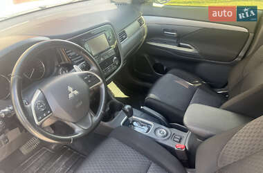 Внедорожник / Кроссовер Mitsubishi Outlander 2013 в 