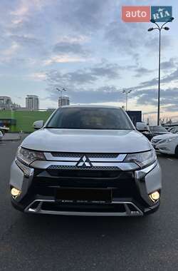 Внедорожник / Кроссовер Mitsubishi Outlander 2021 в 