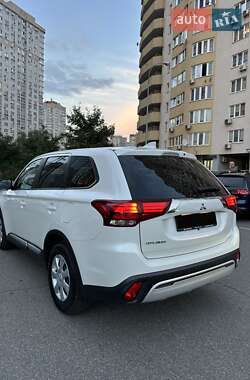 Внедорожник / Кроссовер Mitsubishi Outlander 2021 в 