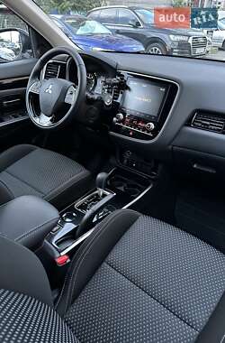 Внедорожник / Кроссовер Mitsubishi Outlander 2021 в 