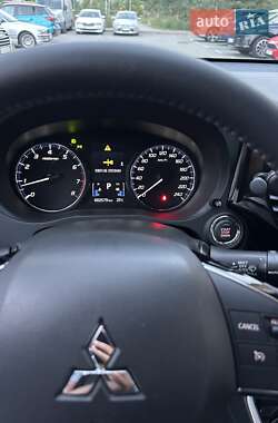 Внедорожник / Кроссовер Mitsubishi Outlander 2021 в 