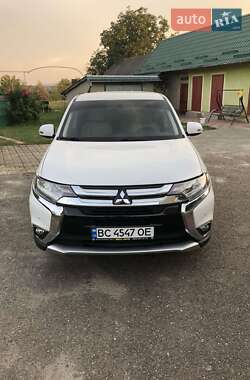 Внедорожник / Кроссовер Mitsubishi Outlander 2015 в 