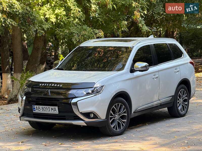 Внедорожник / Кроссовер Mitsubishi Outlander 2017 в 