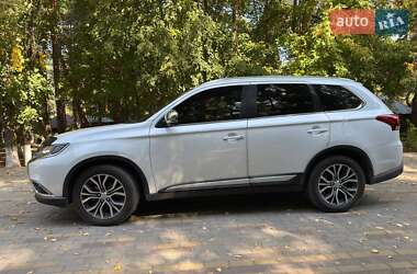 Внедорожник / Кроссовер Mitsubishi Outlander 2017 в 