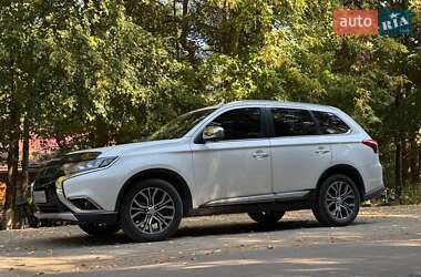 Внедорожник / Кроссовер Mitsubishi Outlander 2017 в 