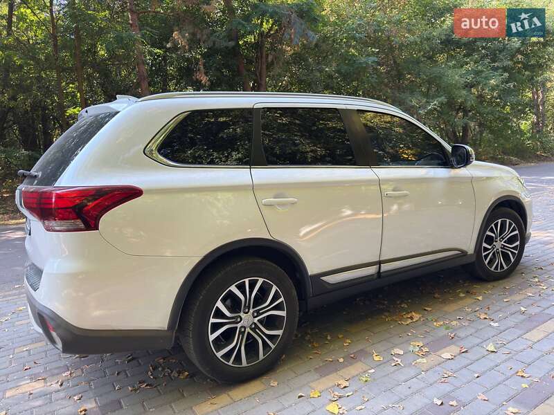 Позашляховик / Кросовер Mitsubishi Outlander 2017 в Бершаді