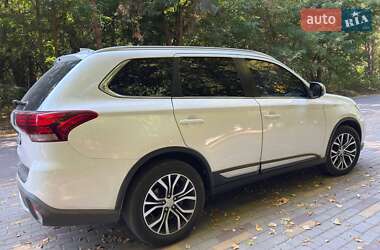 Внедорожник / Кроссовер Mitsubishi Outlander 2017 в 