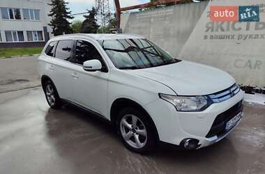 Внедорожник / Кроссовер Mitsubishi Outlander 2014 в 