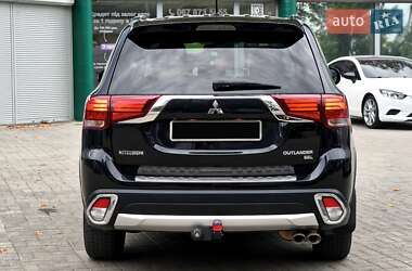 Внедорожник / Кроссовер Mitsubishi Outlander 2016 в 