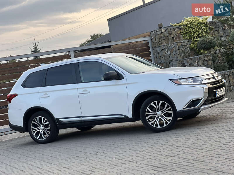 Внедорожник / Кроссовер Mitsubishi Outlander 2016 в Стрые