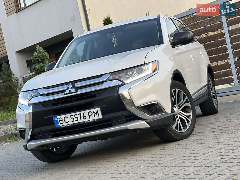 Внедорожник / Кроссовер Mitsubishi Outlander 2016 в Стрые