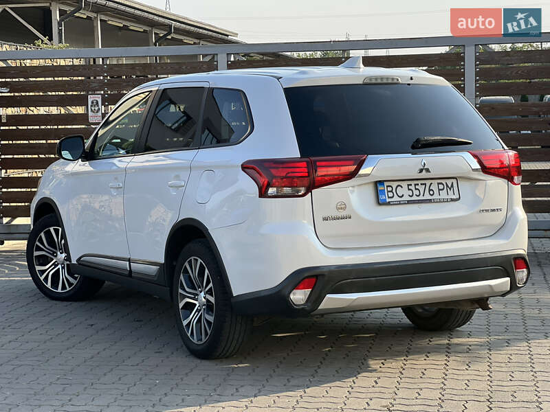 Внедорожник / Кроссовер Mitsubishi Outlander 2016 в Стрые