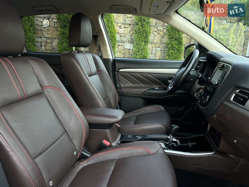 Внедорожник / Кроссовер Mitsubishi Outlander 2016 в Стрые