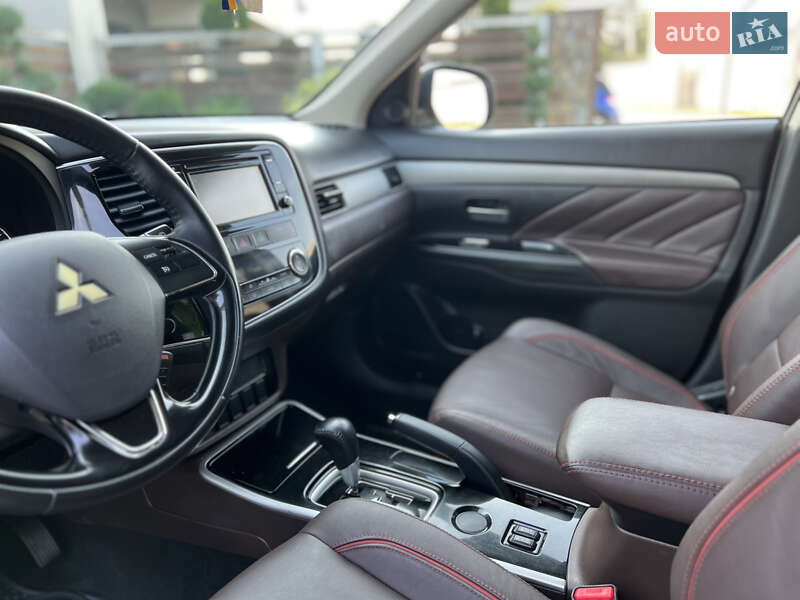 Внедорожник / Кроссовер Mitsubishi Outlander 2016 в Стрые