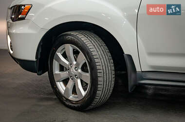 Внедорожник / Кроссовер Mitsubishi Outlander 2012 в 