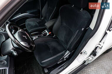 Внедорожник / Кроссовер Mitsubishi Outlander 2012 в 