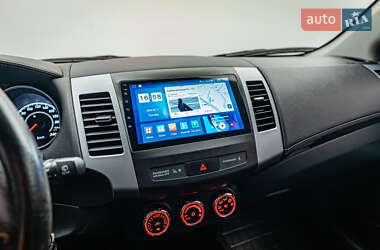 Внедорожник / Кроссовер Mitsubishi Outlander 2012 в 