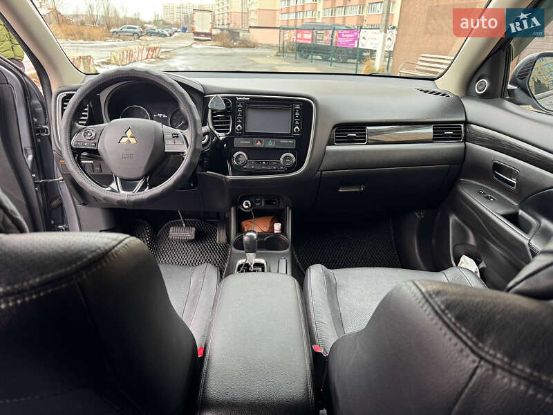 Позашляховик / Кросовер Mitsubishi Outlander 2016 в Києві