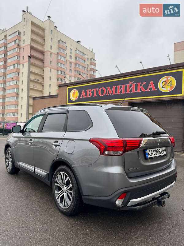 Позашляховик / Кросовер Mitsubishi Outlander 2016 в Києві