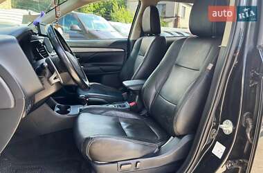 Позашляховик / Кросовер Mitsubishi Outlander 2013 в 