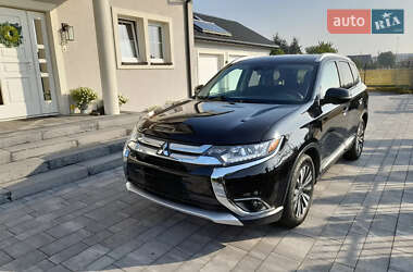 Внедорожник / Кроссовер Mitsubishi Outlander 2017 в Хмельницком
