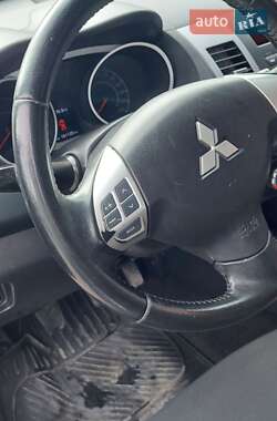 Внедорожник / Кроссовер Mitsubishi Outlander 2012 в 