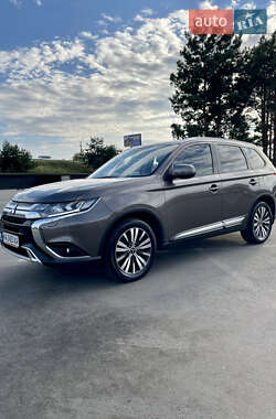 Внедорожник / Кроссовер Mitsubishi Outlander 2018 в 