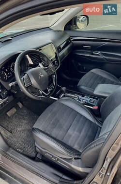Внедорожник / Кроссовер Mitsubishi Outlander 2018 в 