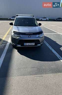 Внедорожник / Кроссовер Mitsubishi Outlander 2014 в 