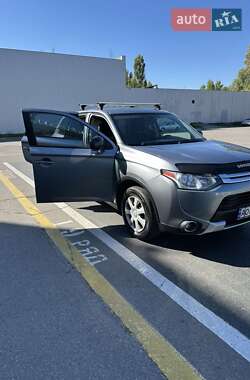 Внедорожник / Кроссовер Mitsubishi Outlander 2014 в 