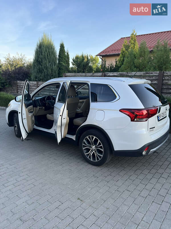 Позашляховик / Кросовер Mitsubishi Outlander 2015 в Хмельницькому