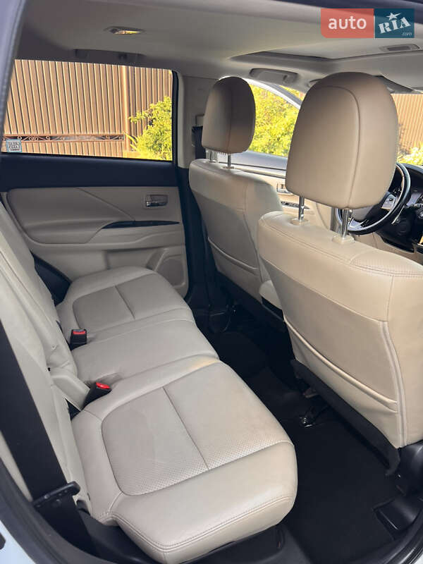 Позашляховик / Кросовер Mitsubishi Outlander 2015 в Хмельницькому