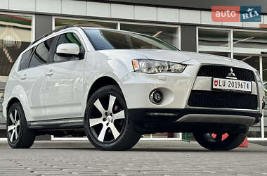 Внедорожник / Кроссовер Mitsubishi Outlander 2012 в 