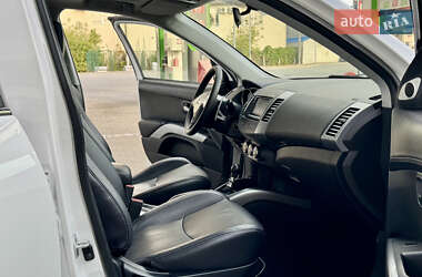 Внедорожник / Кроссовер Mitsubishi Outlander 2012 в 